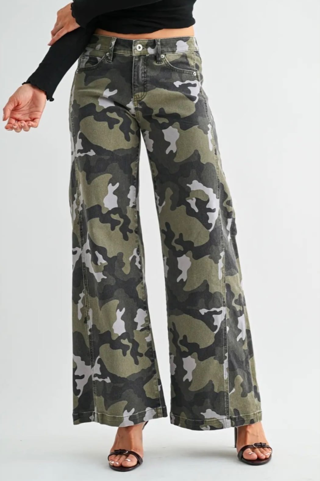 MID-RISE WIDE LEG JEAN